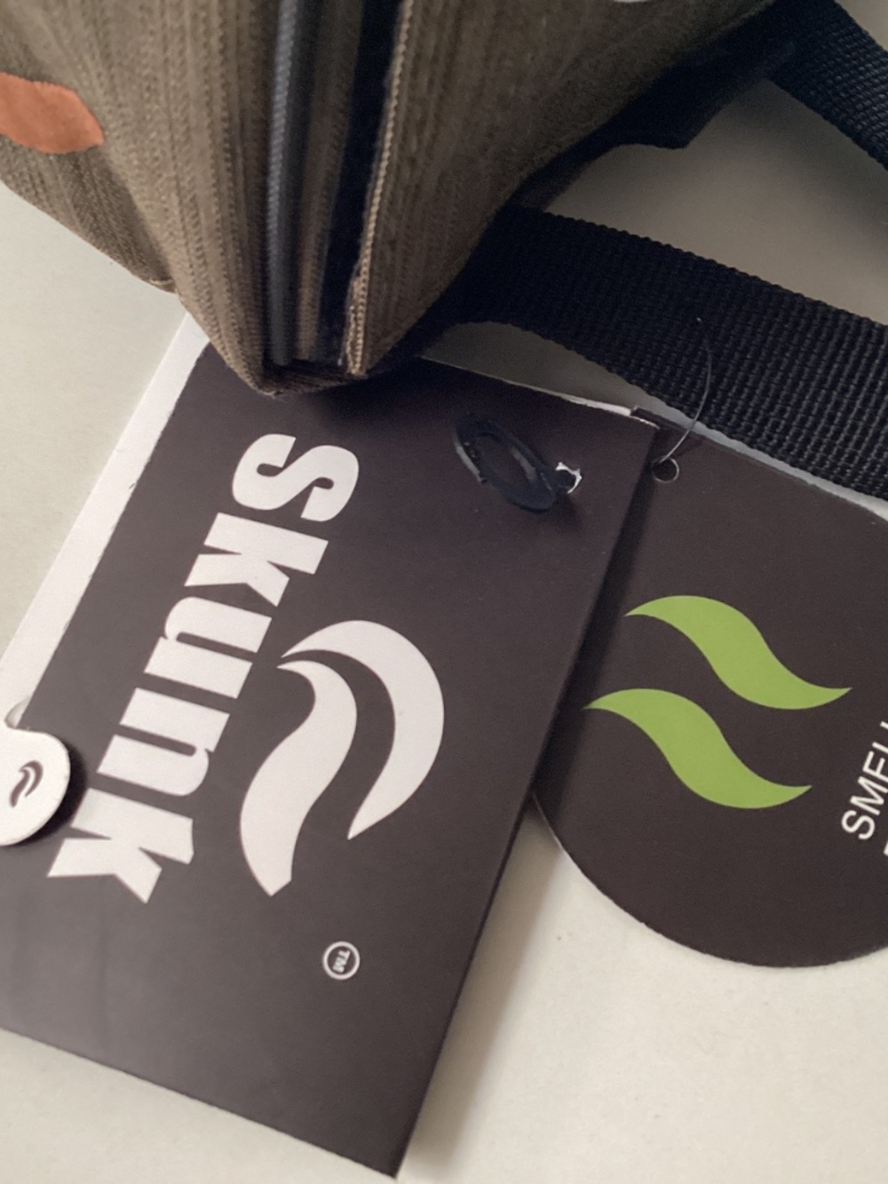 NWT Skunk Smell Proof Smoke Gear Carrying Bag Travel Case Gift Camping Cannabis - Picture 5 of 10
